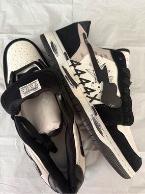 Black & White Low-Top Graphic Men's Sneakers